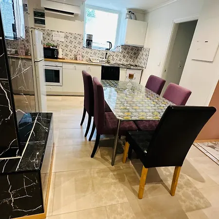 Διαμέρισμα Three Bedrooms With Free Parking *